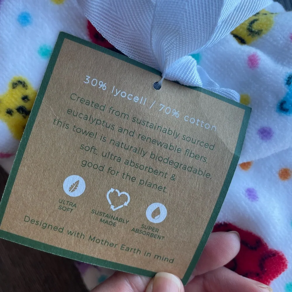 NWT 2-Pack Gummy Bear Hand Towel Set